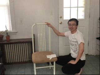 剧烈运动后，我在健身房擦拭身体。没有理由